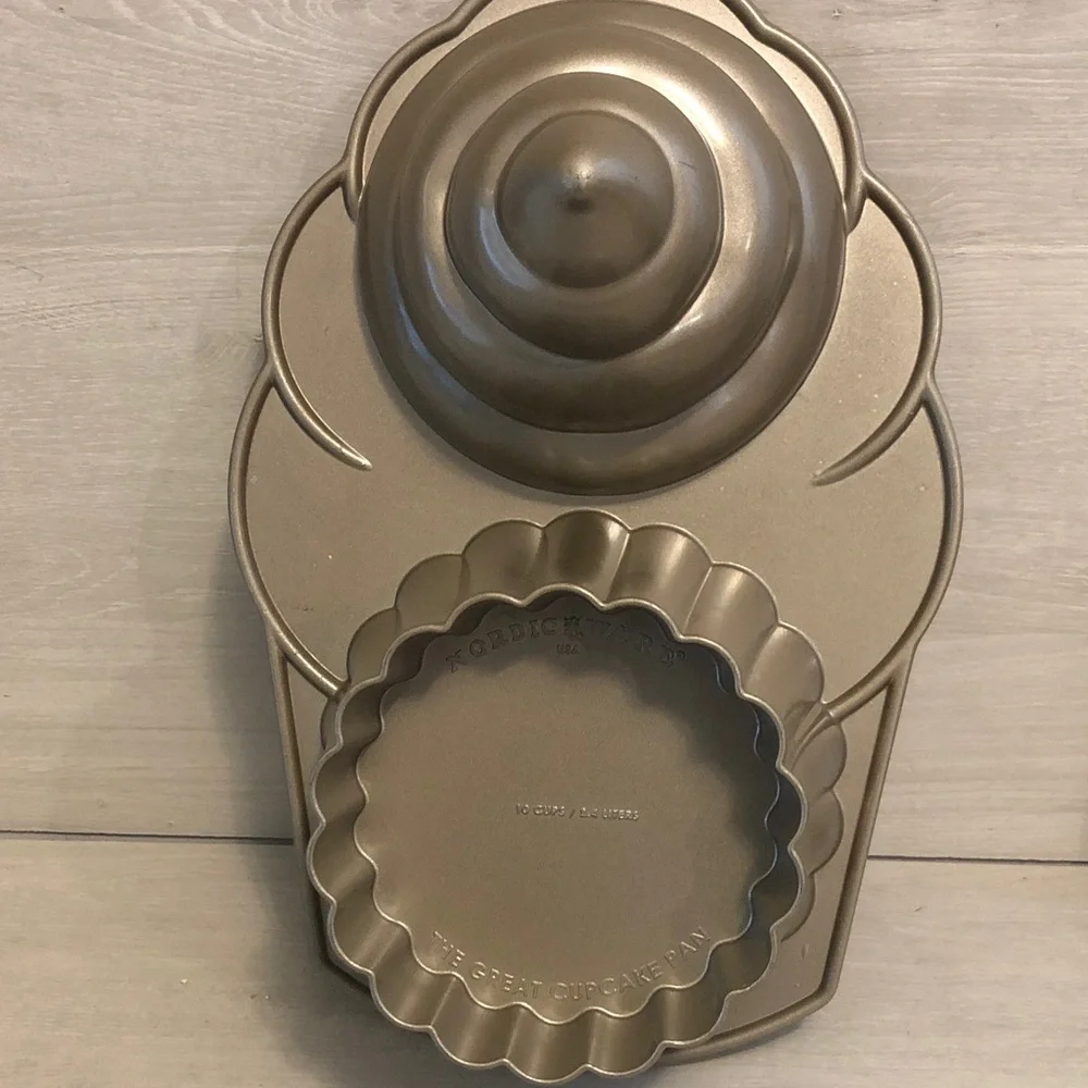 Williams Sonoma The Great Cupcake Pan by Nordic Ware Pls Read